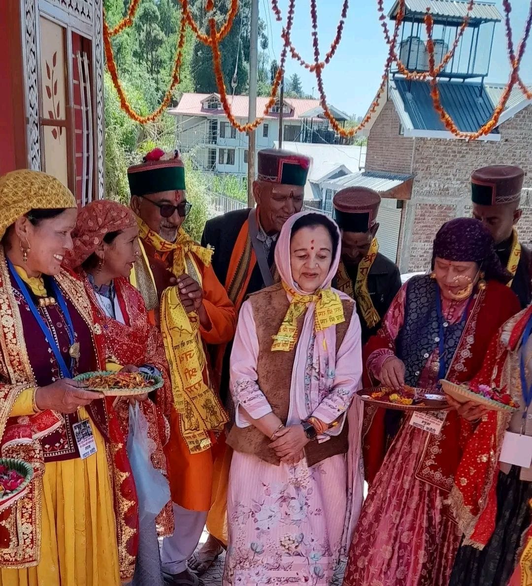 Hundreds of people took prasad at the Brahmabhoj in Manjgaon.