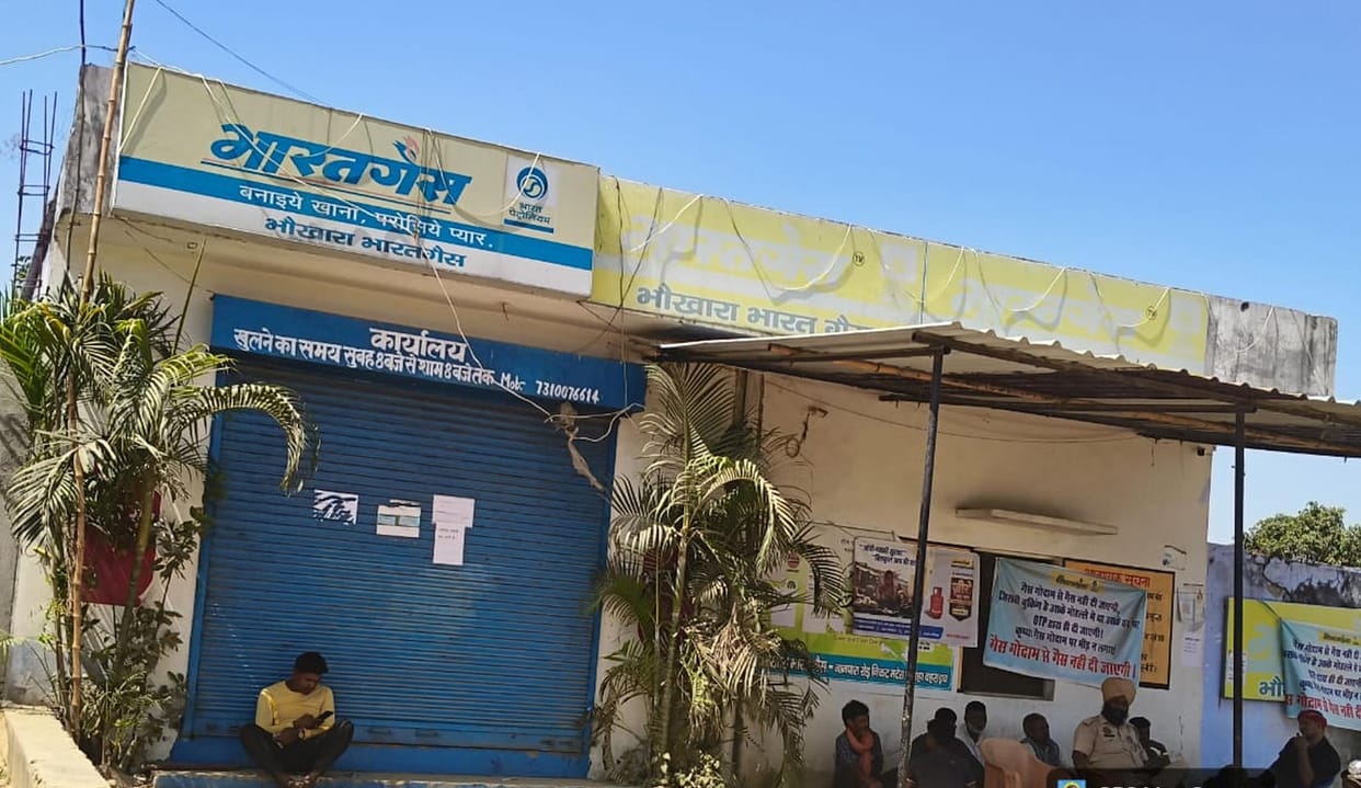 Gas agency locked, consumers troubled for hours