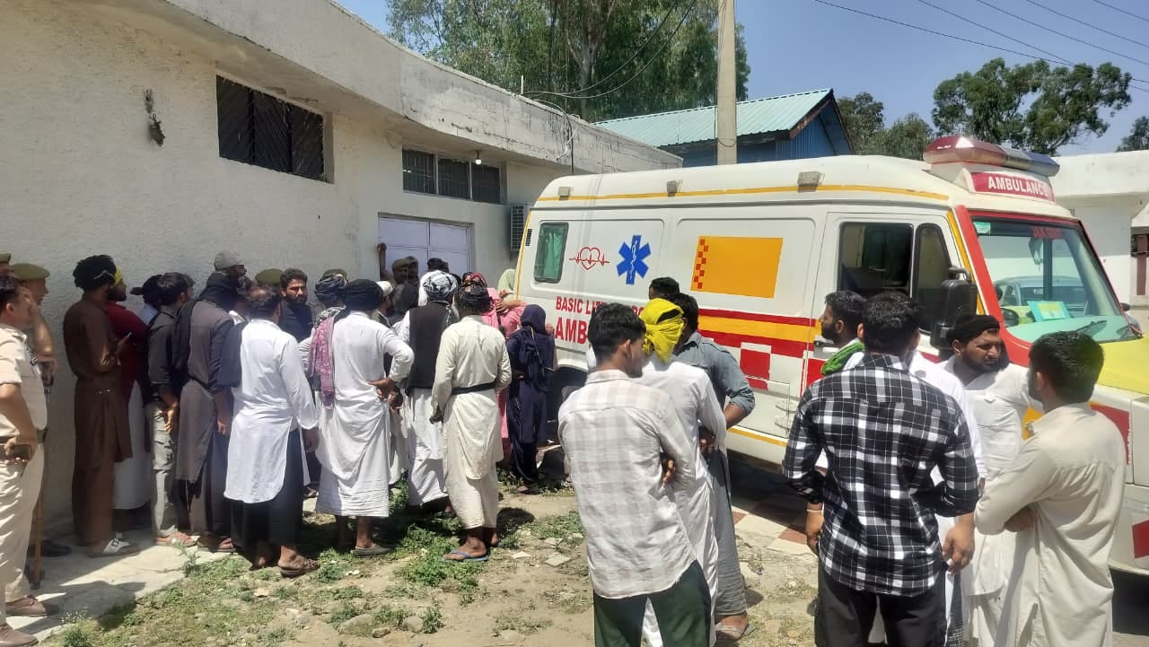 नगरी के पंडोरी में शादी समारोह के दौरान अचानक हुई व्यक्ति की मौत के बाद उसका शव लेने जीएमसी कठ