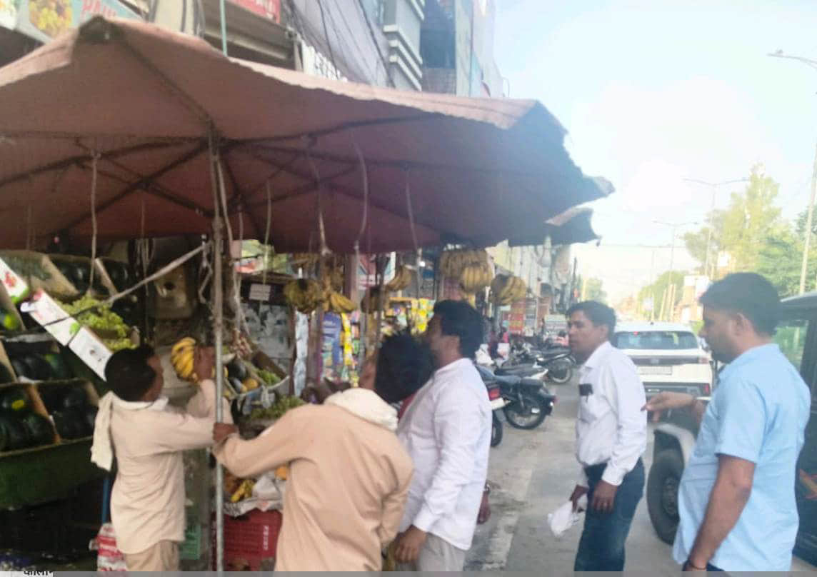 पुराने बस स्टैंड के सामने से कब्जा हटाते नगर निगम के कर्मचारी। स्वयं