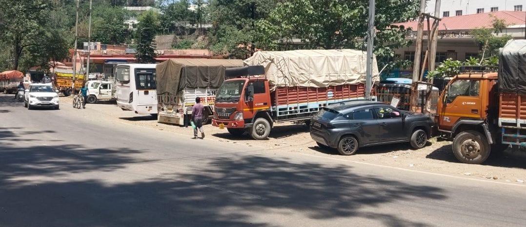 Vehicles parked outside Parwanoo bus stand become a problem