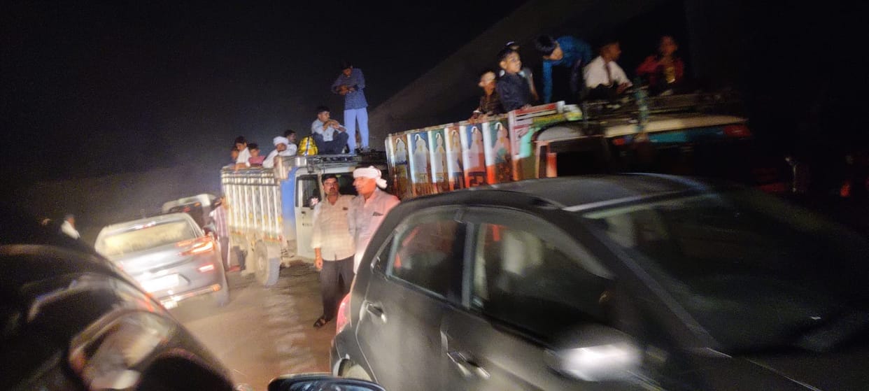 Massive traffic jam on the pontoon bridge, passengers stranded for hours