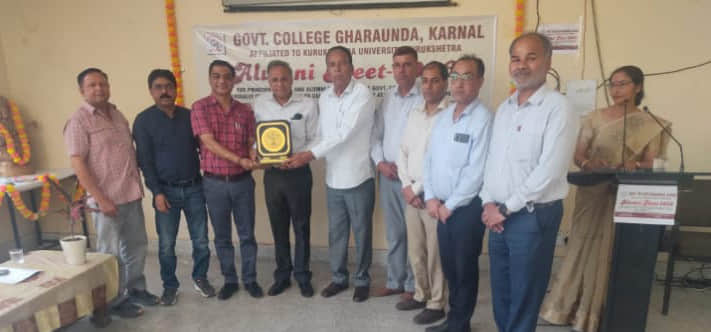 राजकीय महाविद्यालय घरौंडा में आयोजित पूर्व छात्र मिलन समारोह में उपस्थित पूर्व छात्र। स्वयं