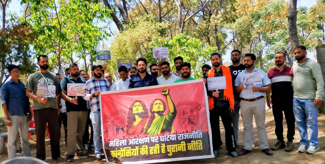 BJP women and Yuva Morcha members took to the streets against Congress.