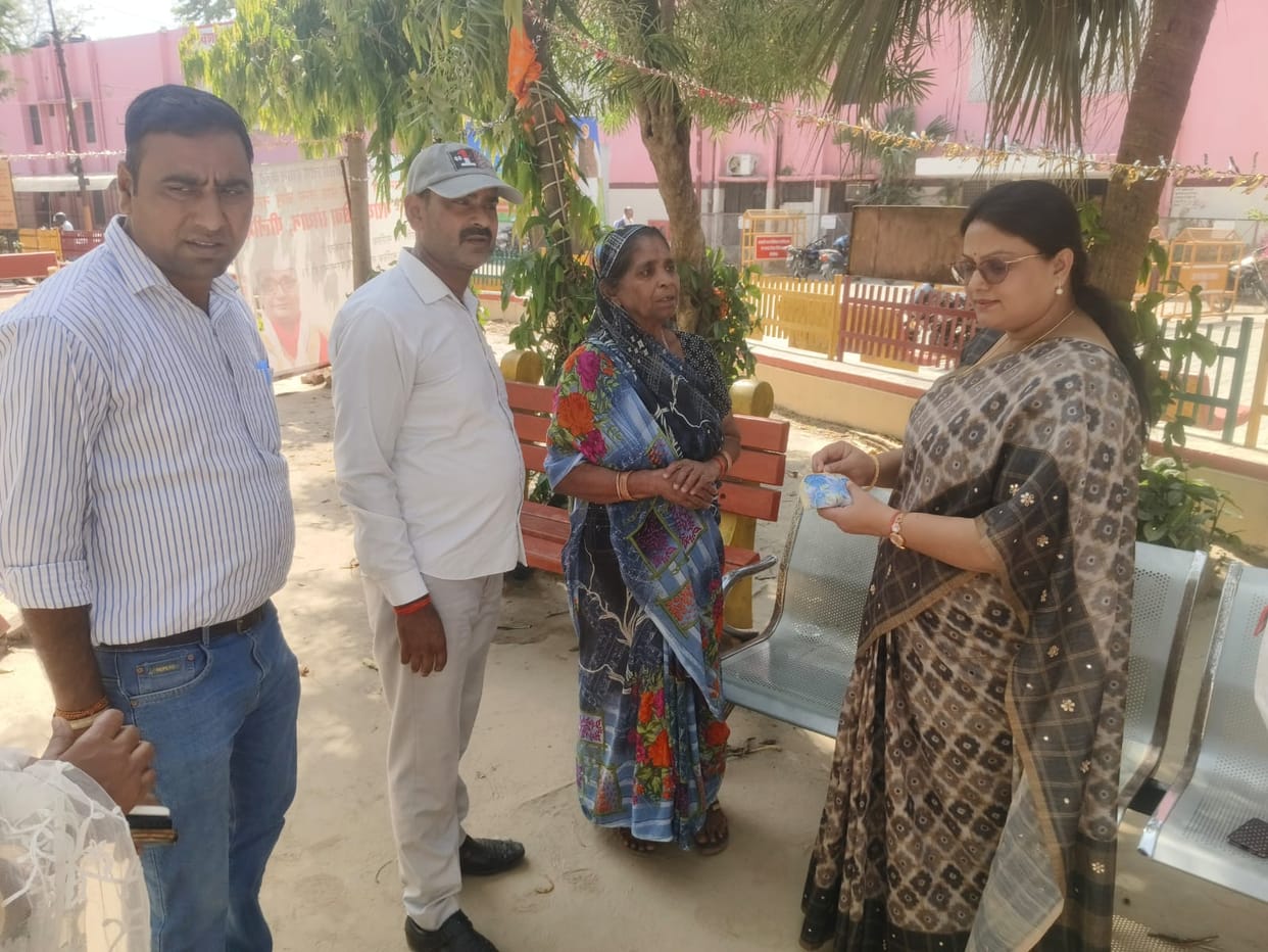 SDM gave new anklets to the victim Ramkali and received Rs 50,000 from the Red Cross.