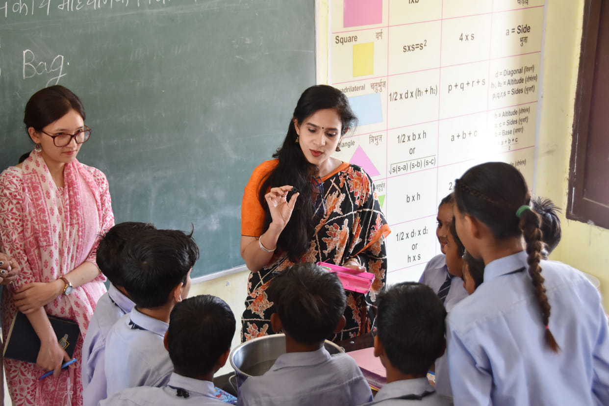 DC played the role of a teacher, explained the concept of density and volume to the children.