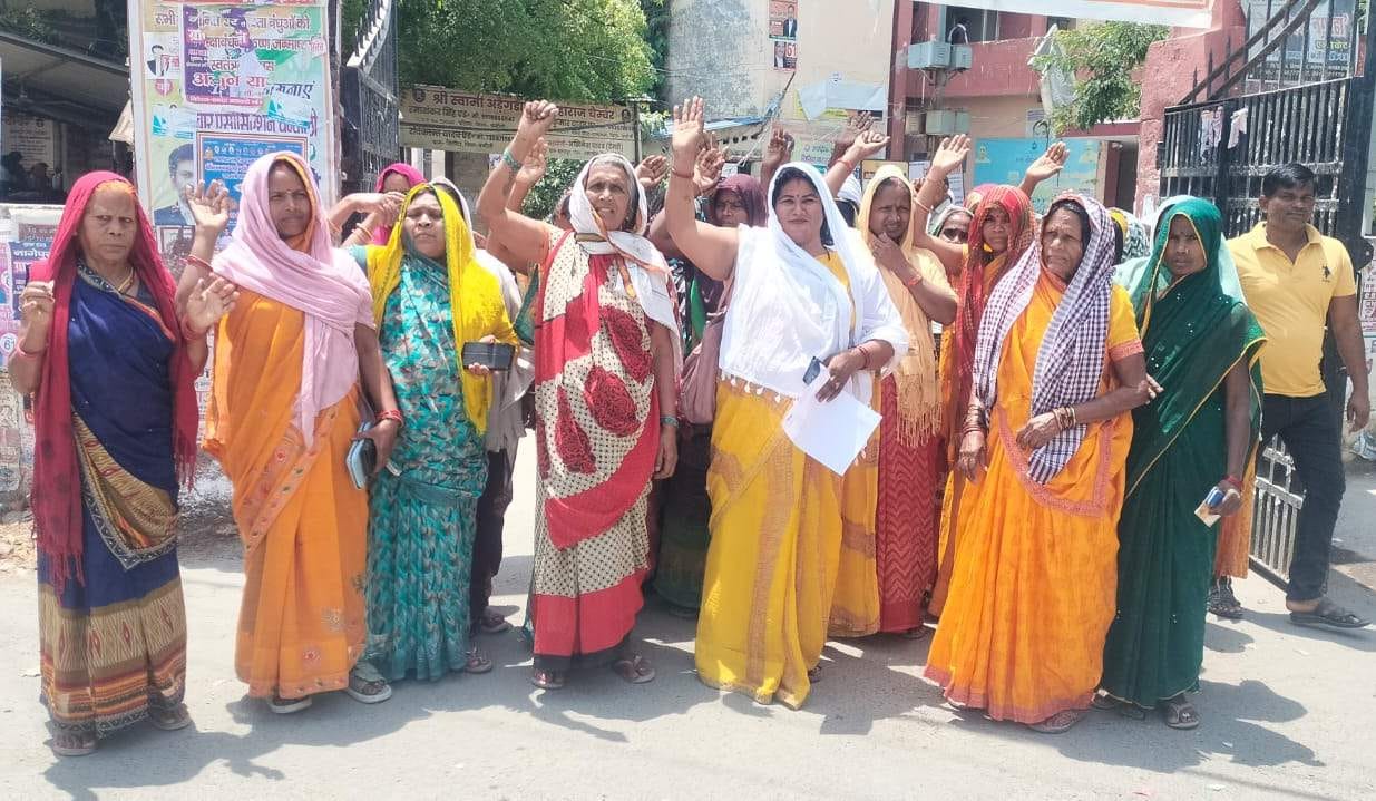 Women staged a protest against the problems caused by smart meters.