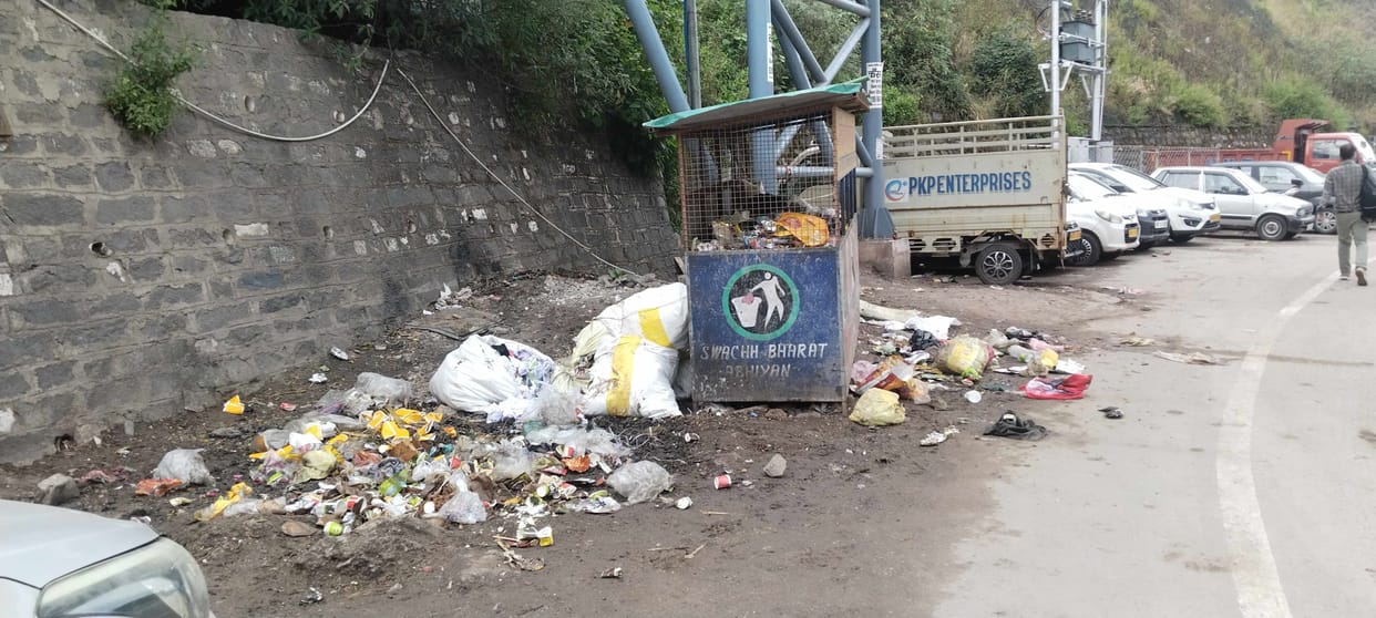 Piles of garbage along the Solan-Parwanoo four-lane, tourists are greeted by foul smell