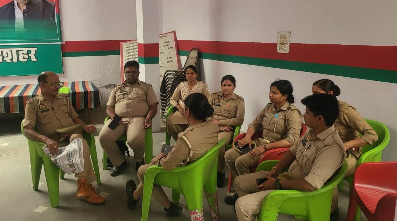 सपा के जिला कार्यालय पर बैठे पुलिसकर्मी। स्रोत : संगठन