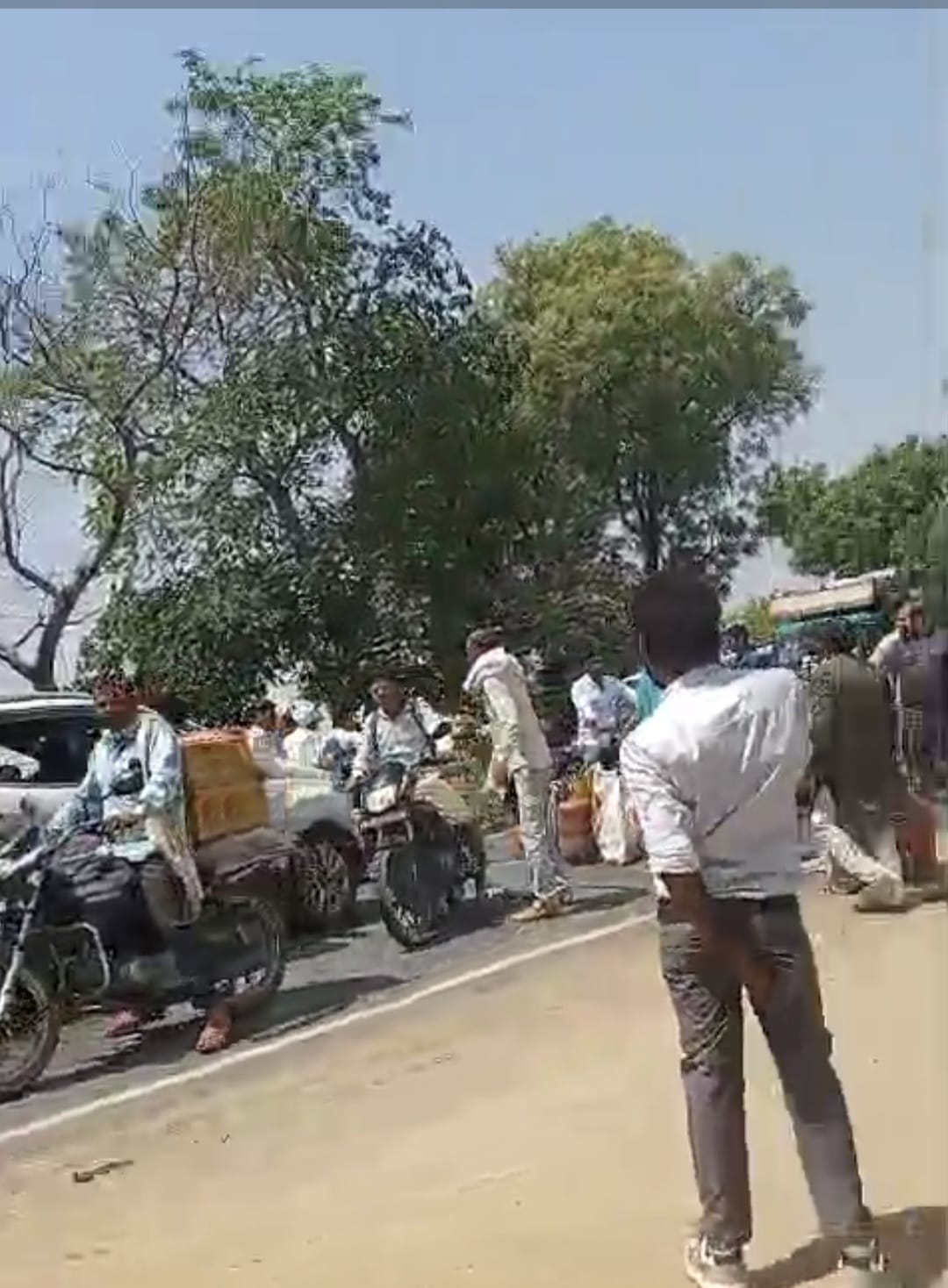 Road Blockade Staged Over Non-Availability of Cylinders; Altercation Ensues