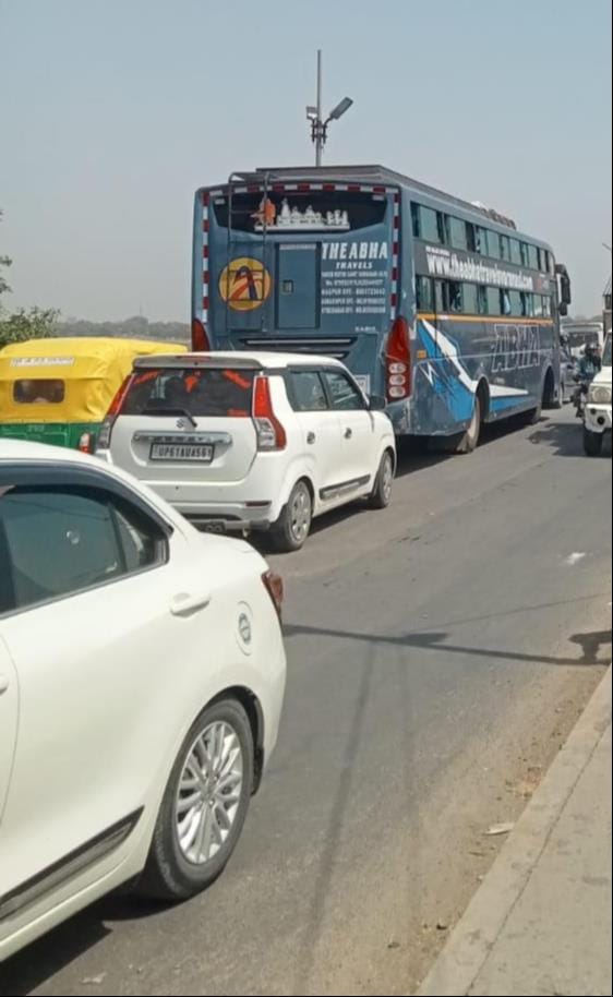 Pickup breaks down on Shastri Bridge, passengers stuck in traffic jam for six hours