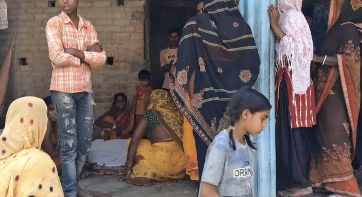 शव के पास रोते-बिलखते परिजन