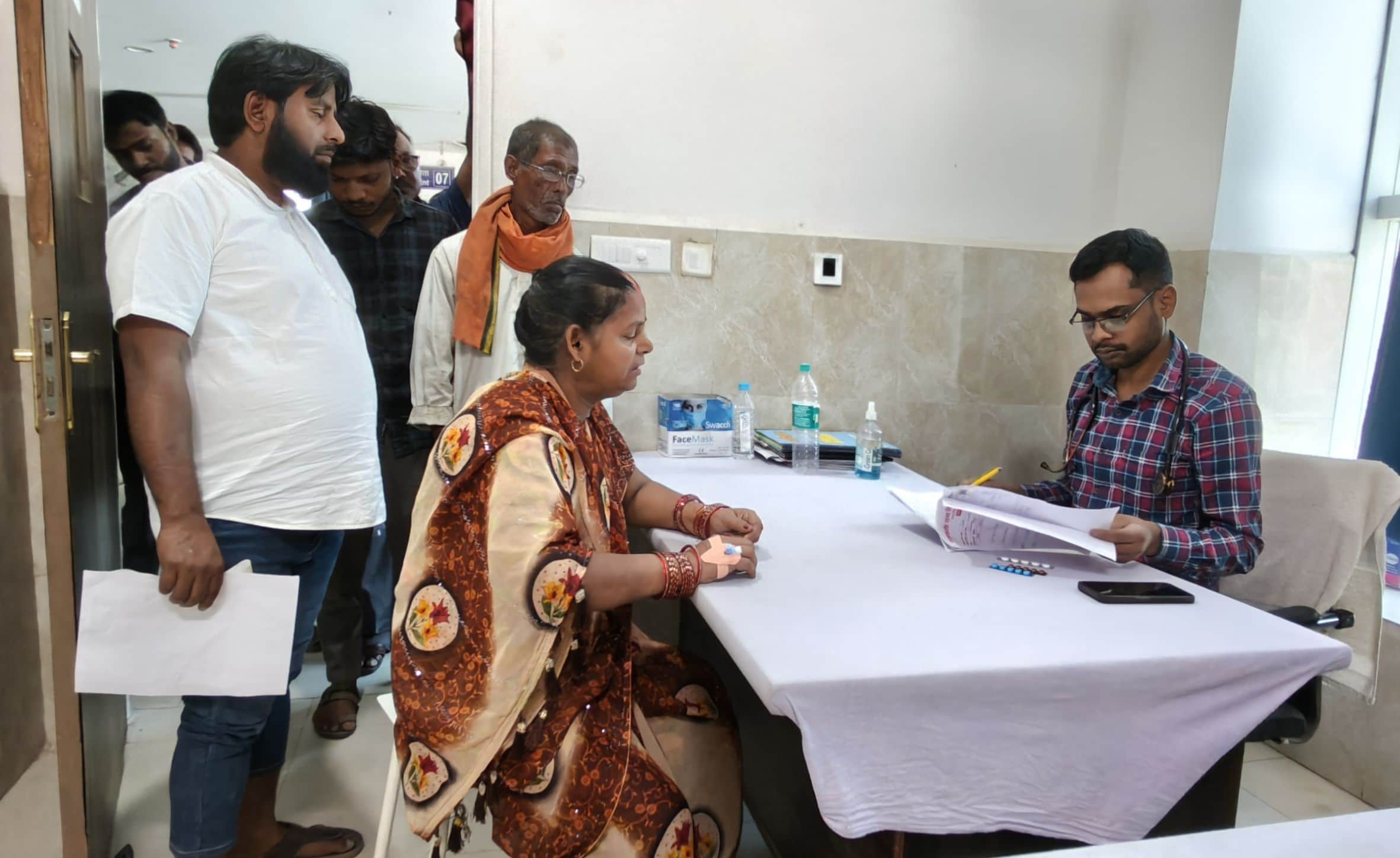 तिलोई स्थित मेडिकल कॉलेज में मरीज का इलाज करते डॉक्टर। -संवाद