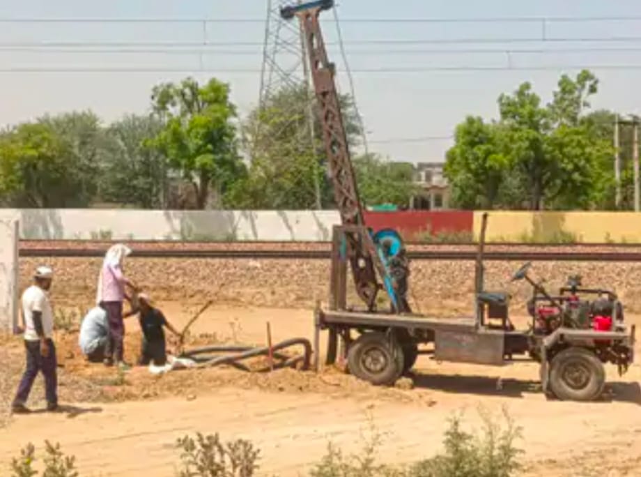 बांदीकुई में केबल ठीक करते बिजली निगम कर्मचारी