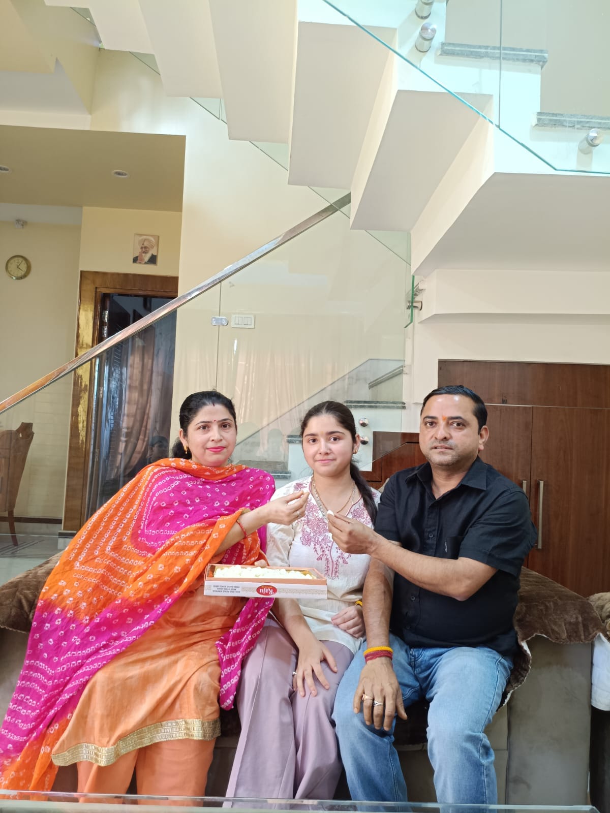 दसवी बोर्ड परीक्षा में 98.8 प्रशित अंक हासिल करने वाली आकांक्षा मेहरा का मुंह मीठा कराते माता-