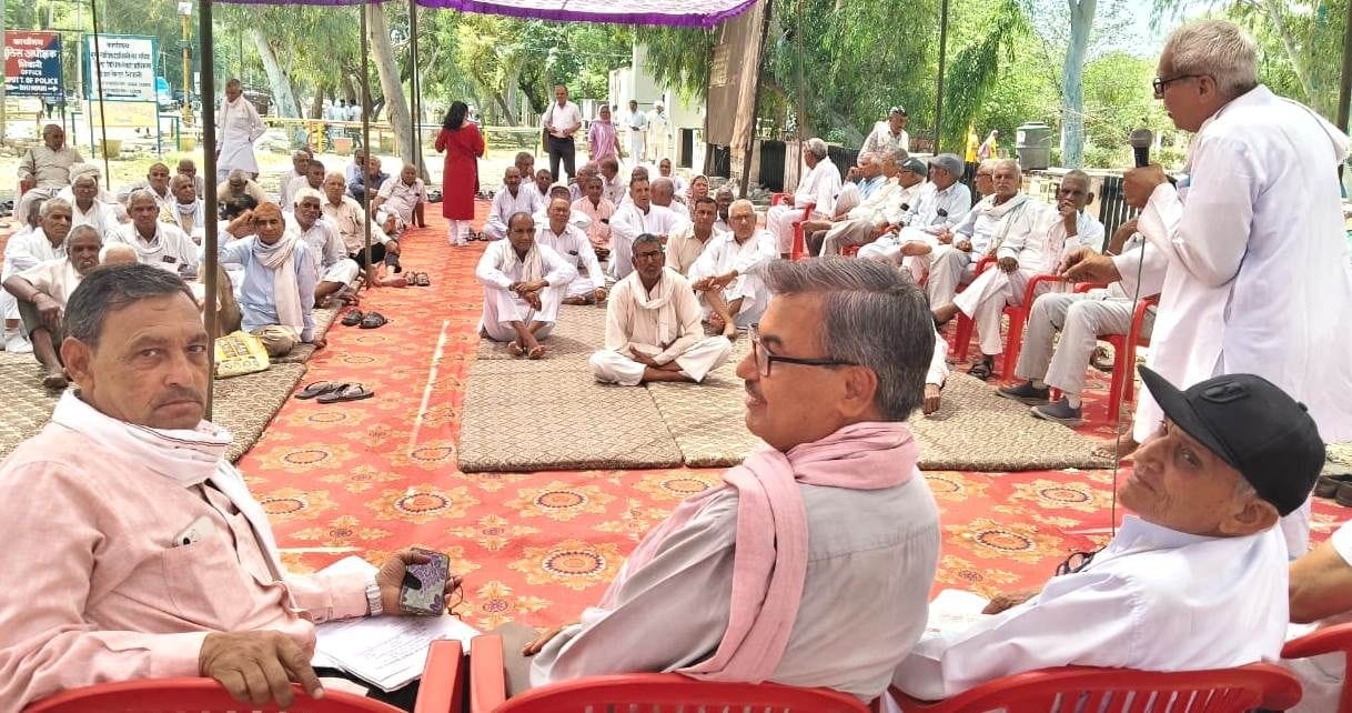 Retired Employees Union protested at the Deputy Commissioner's office for pension and other pending demands.