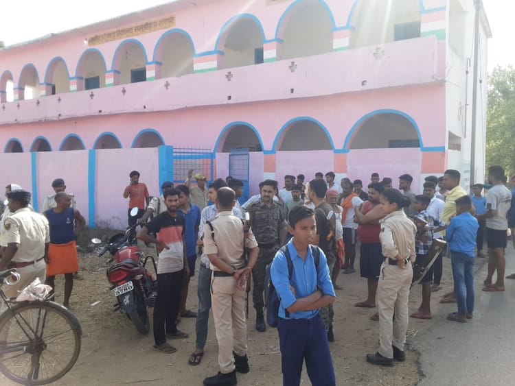 Bihar: सासाराम में बड़ा हंगामा! विद्यालय से गोमांस मिलने के बाद फैला तनाव, भारी पुलिस बल तैनात