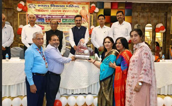 विधान सभा अध्यक्ष  हरविंद्र कल्याण को सम्मानित करते भारत विकास परिषद माधव शाखा के सदस्य। स्वयं