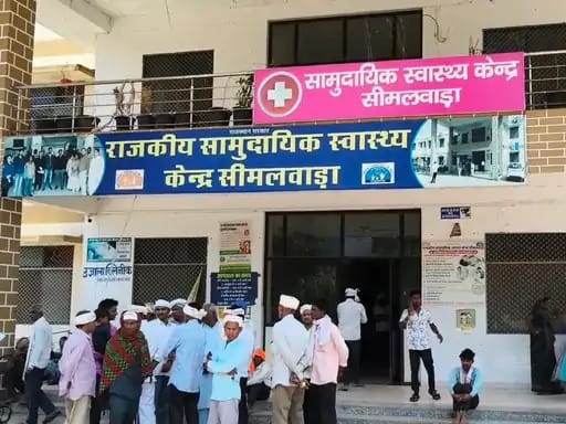 युवक की हत्या के बाद सीमलवाड़ा सीएचसी पहुंचे ग्रामीण