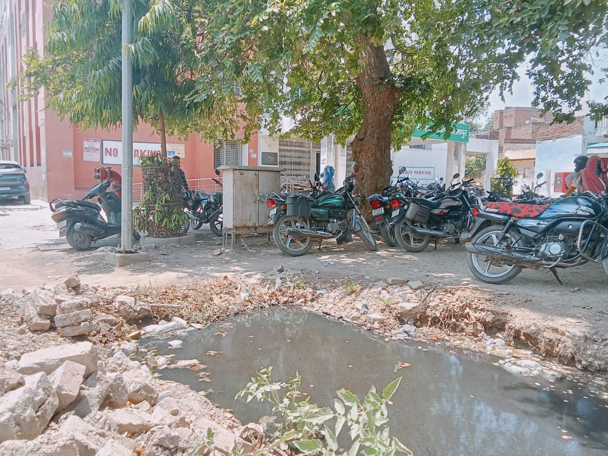 Fear of accident due to 18 feet deep chamber outside the district hospital for three months