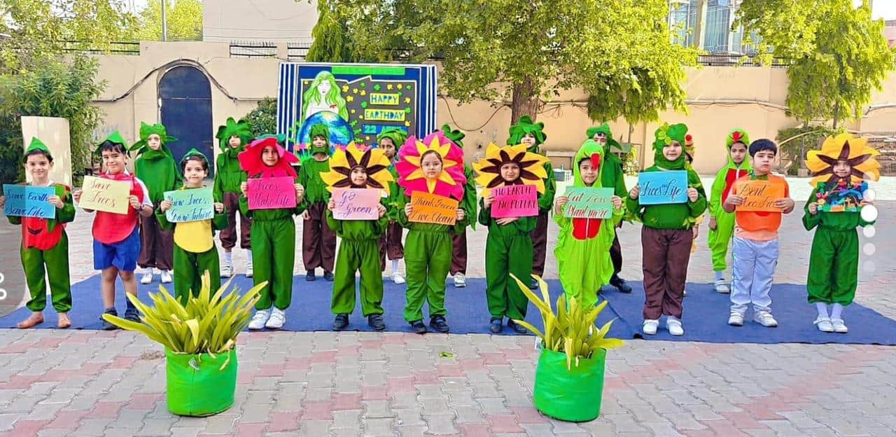 12-रोहतक के आंबेडकर चौक स्थित मॉडल स्कूल में पृथ्वी दिवस के अवसर पर अनेक वेश धारण कर जल व पेड़ो