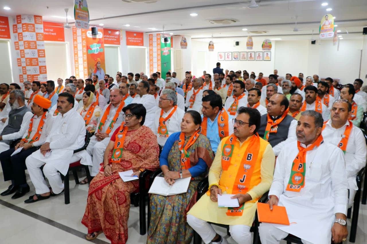 21-रोहतक स्थित भाजपा कार्यालय मंगल कमल में आयोजित संगठनात्मक बैठक में उपस्थित पदाधिकारी। स्र