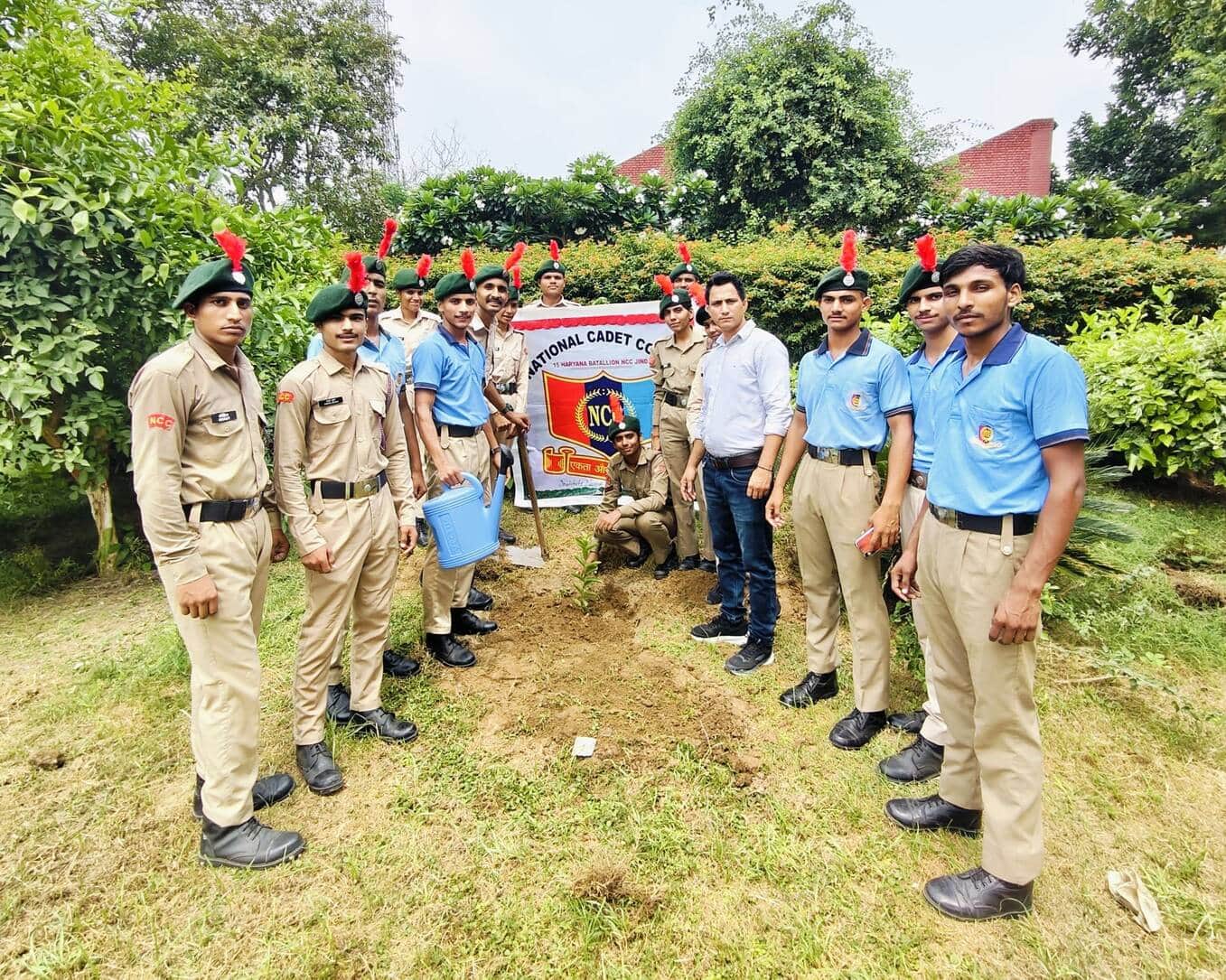 23जेएनडी03:राजकीय आईटीआई में पृथ्वी दिवस मनाते एनसीसी कैडेट्स। स्रोत संस्थान