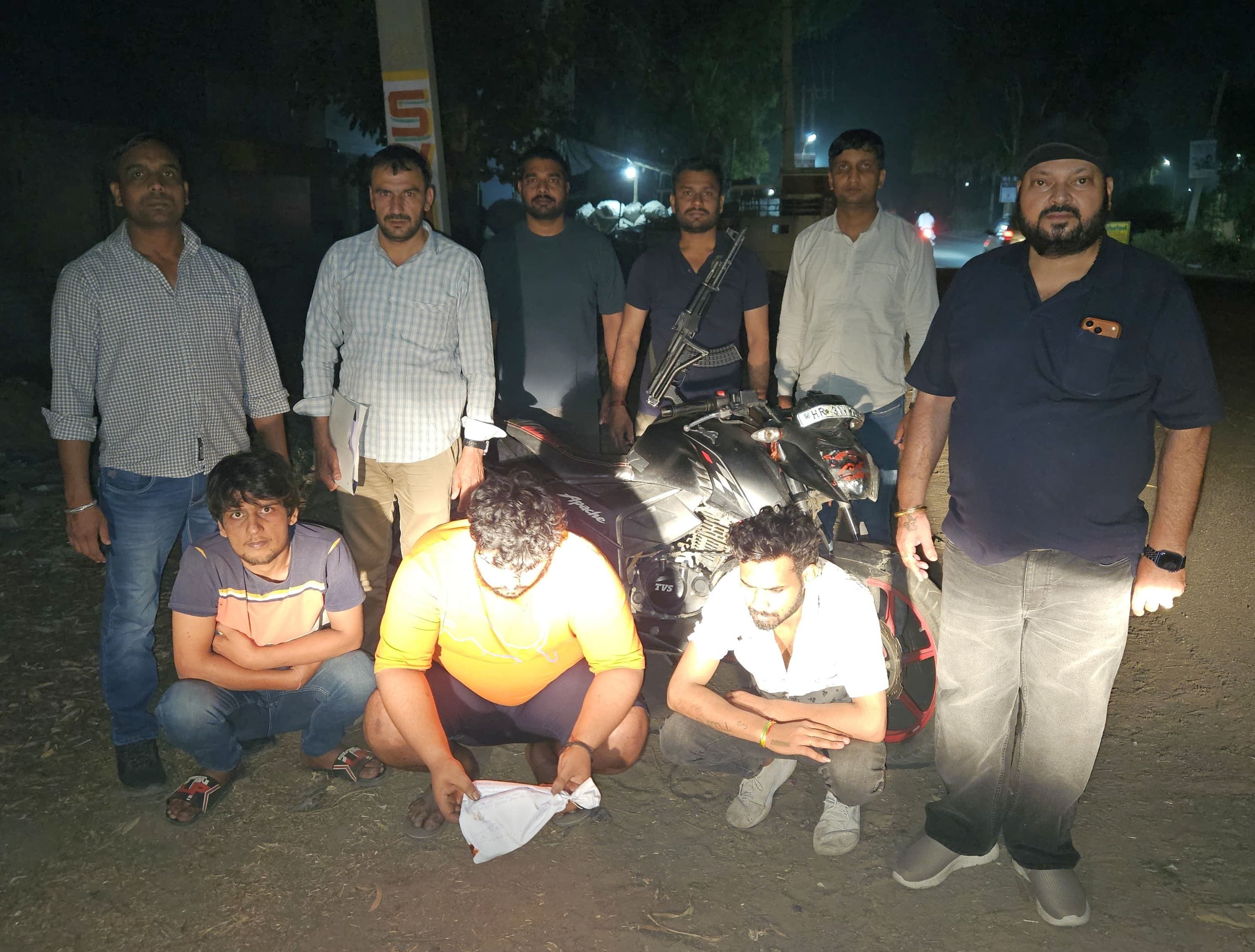 Three Smugglers Arrested with 29.12 Grams of Heroin