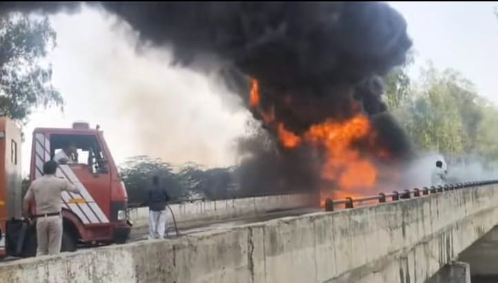 Fire breaks out in a container filled with tires near Beed Bada Van; driver safe.