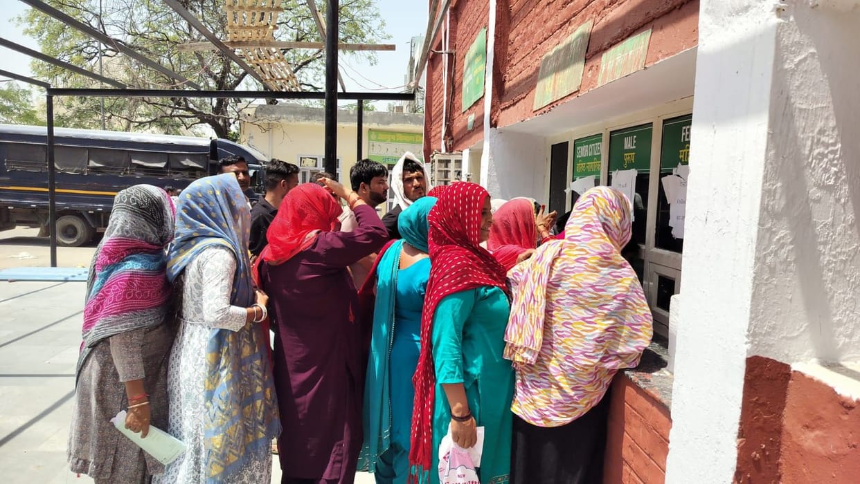 No Shelter Outside Civil Hospital Lab; Patients Collecting Test Reports in 40-Degree Heat