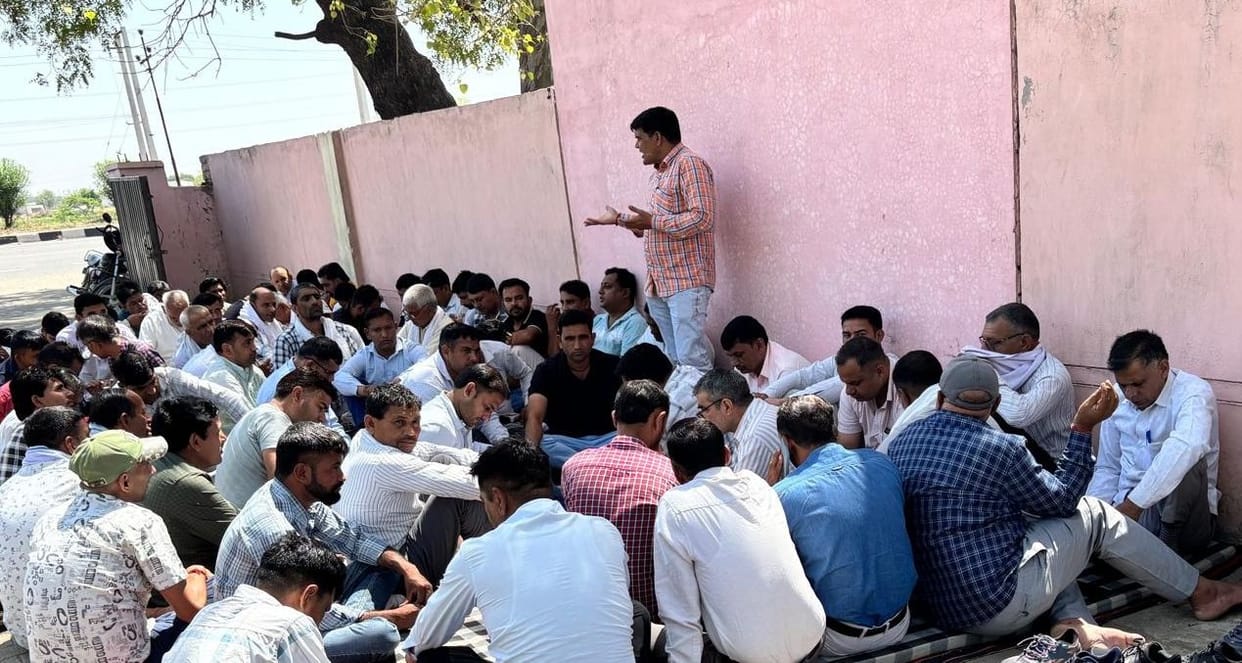Electricity Corporation employees' sit-in continues over demand to cancel transfers.