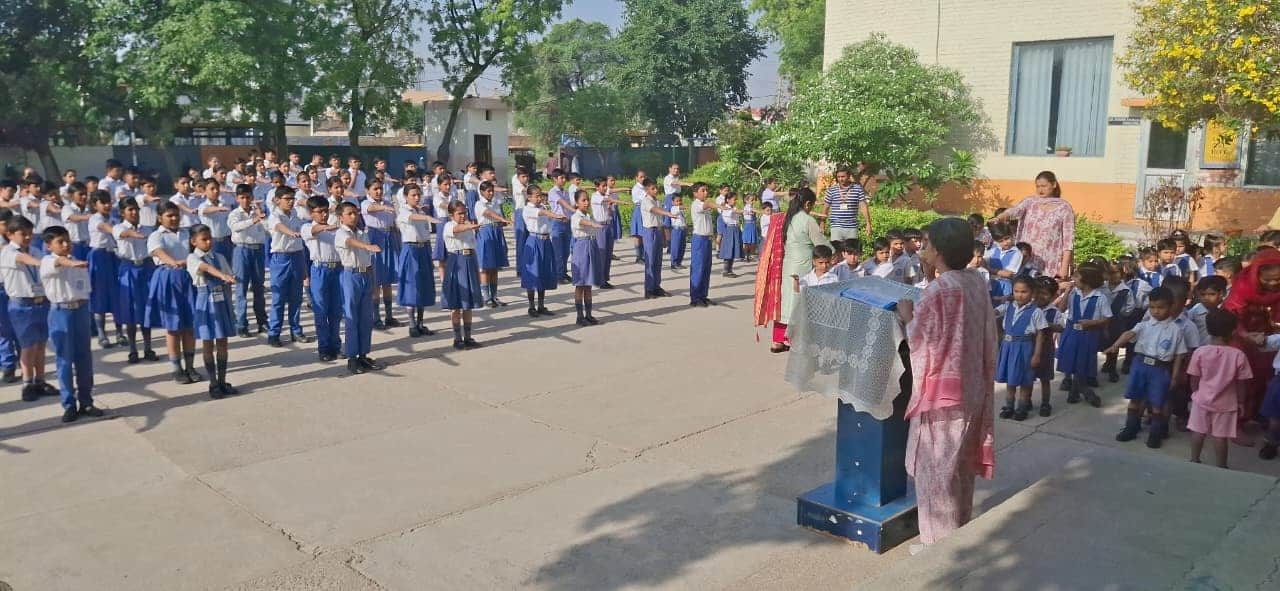 36-पृथ्वी दिवस पर आयोजित कार्यक्रम में प्रकृति को स्वच्छ व हरा - भरा बनाए रखने का संकल्प लेते म