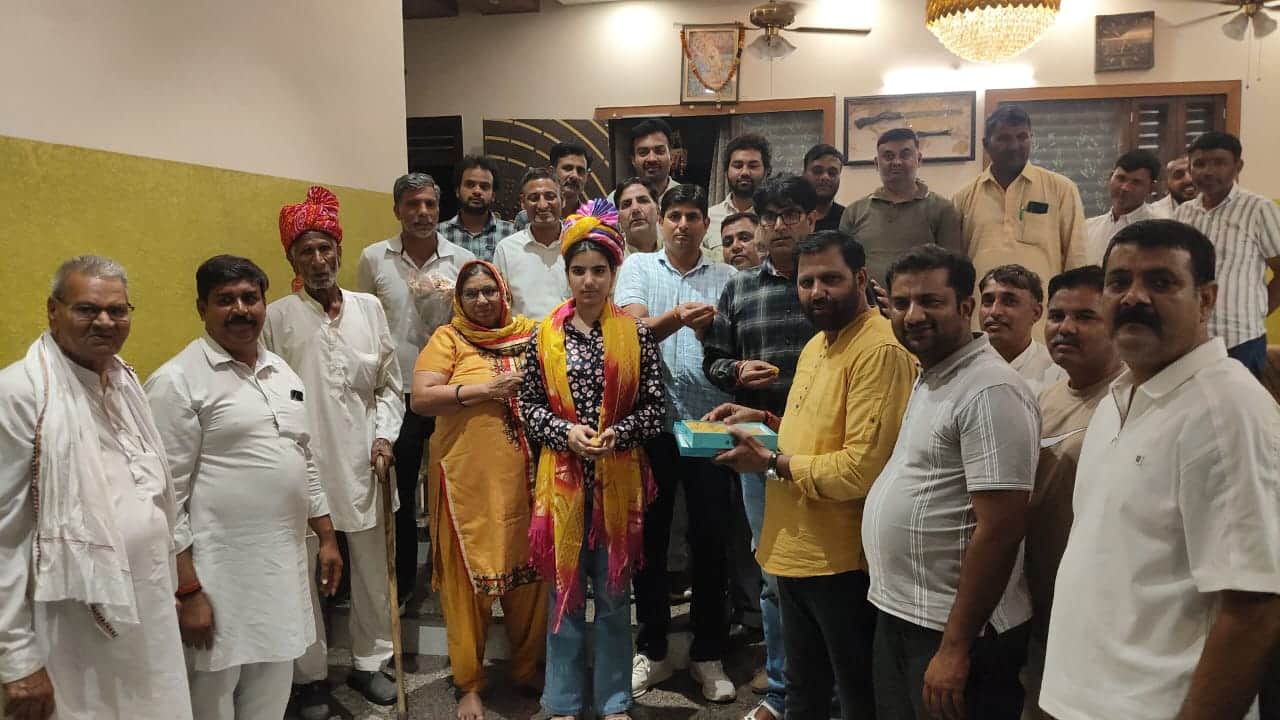 अदिति को सम्मानित करते चेयरमैन अजय पटौदा। स्रोत : परिवार