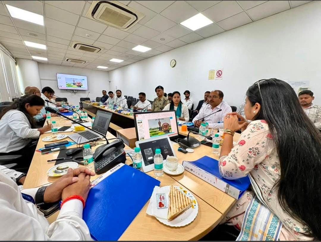 Help desk to be set up at airport, discussion on connecting it with metro