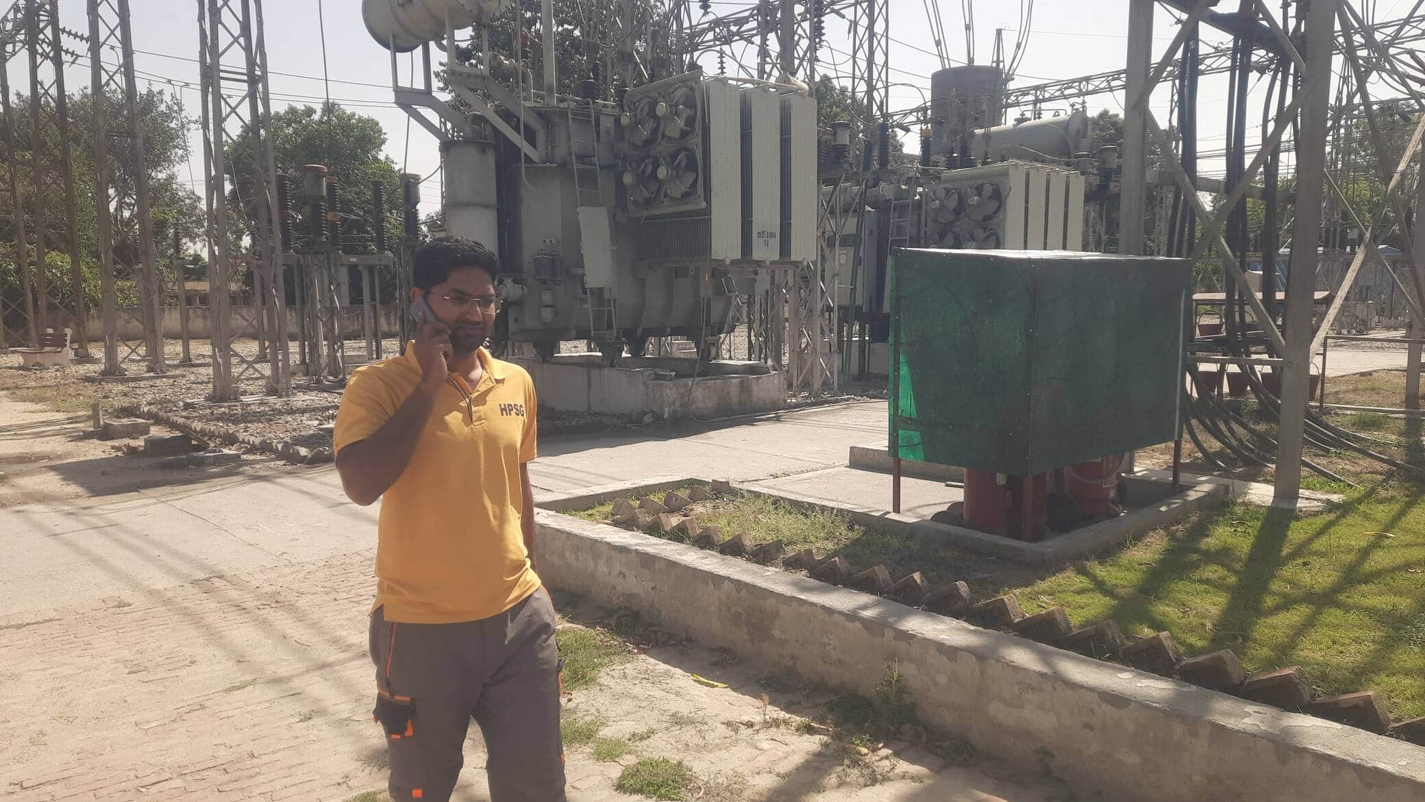 भाई कन्हैया साहब चौक के पास बने पावर हाउस में लोगों की शिकायत पर सुनता कर्मचारी