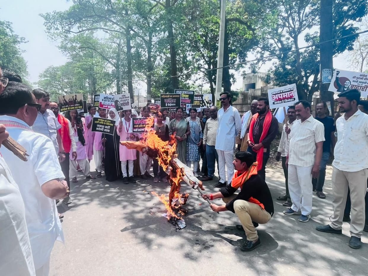 BJP workers burnt an effigy of Rahul Gandhi.