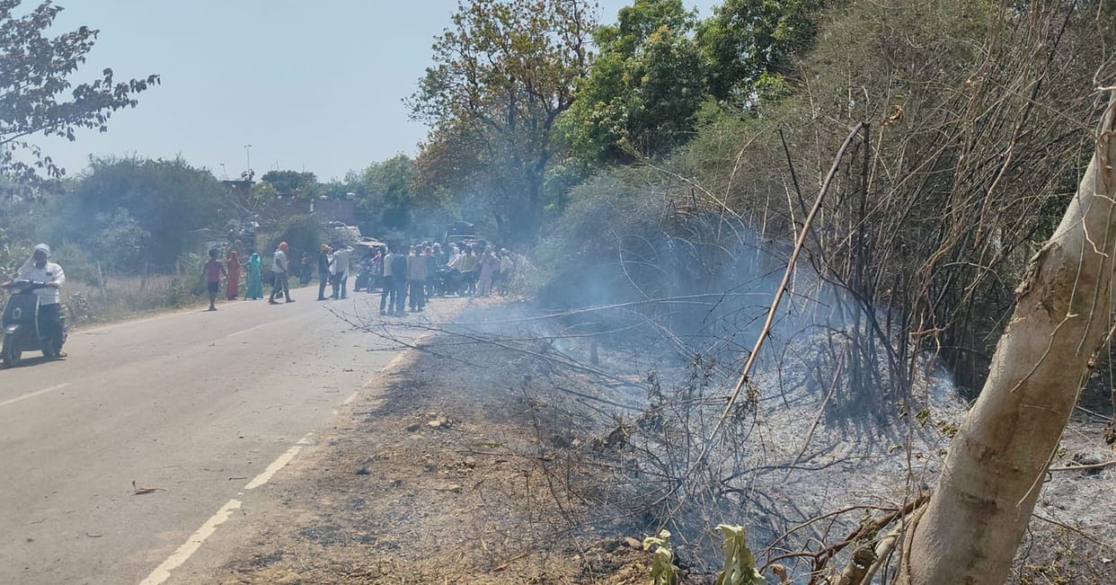 Fire broke out on the side of the highway, controlled after three hours