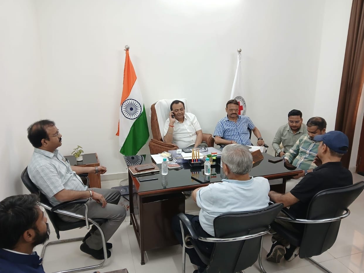 Electricity department officials listened to the problems of the traders.