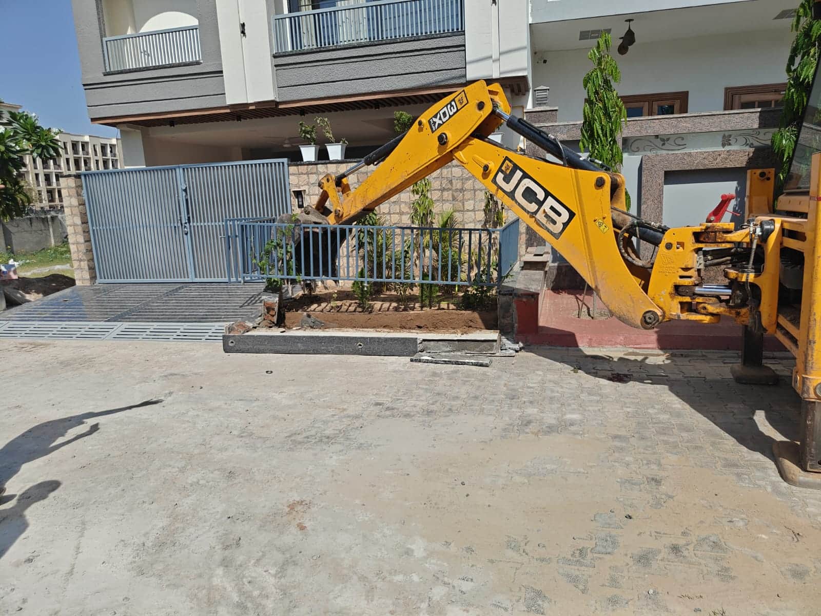 बुलडोजर से कार्रवाई करती टीम। स्रोत : विभाग