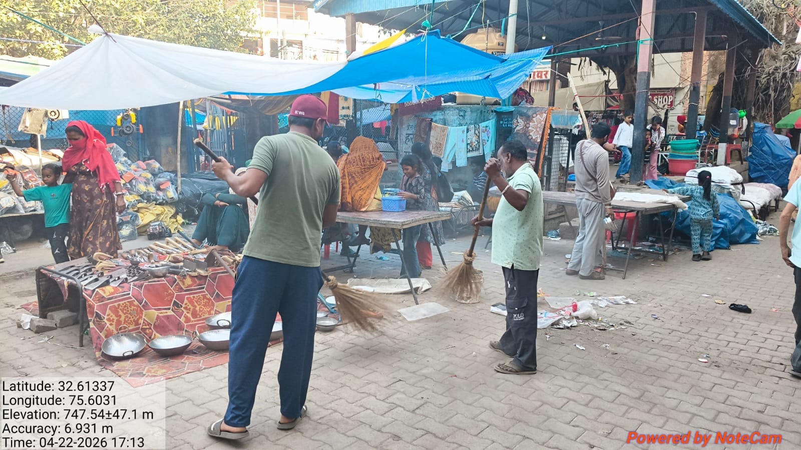 बिलावर कस्बे में विशेष सफाई अभियान के दौरान सफाई करते नगर कमेटी के कर्मचारी। स्रोत जागरूक पाठक