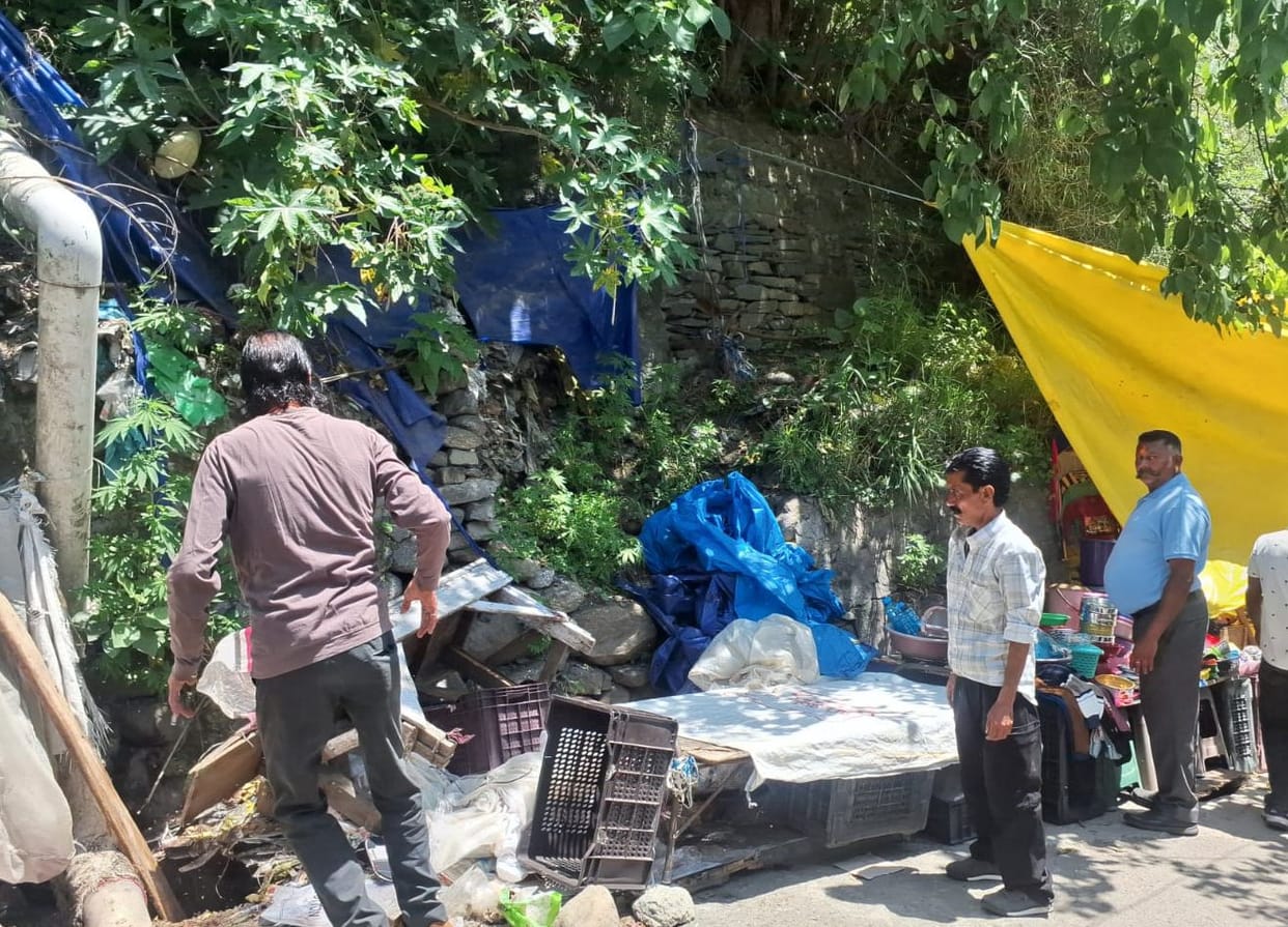 10 Unpermitted Pushcarts Removed; Goods from Two Confiscated