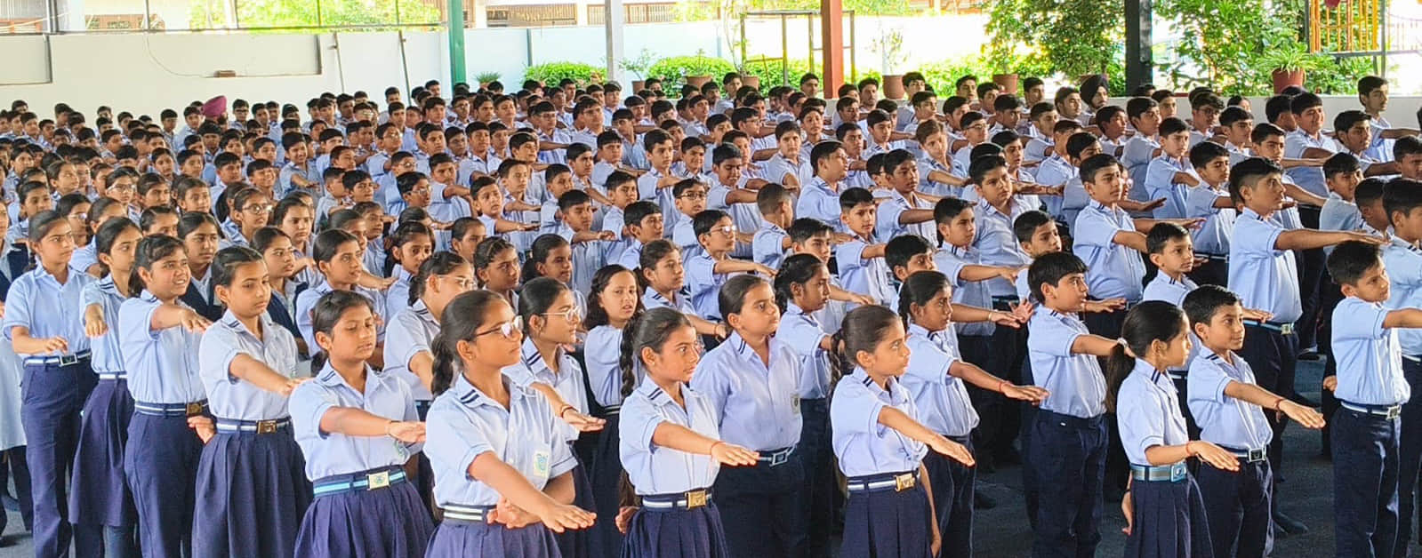 ब्रह्मकुमारी आश्रम की ओर से आयोजित कार्यक्रम में शपथ लेते विद्यार्थी। स्वयं