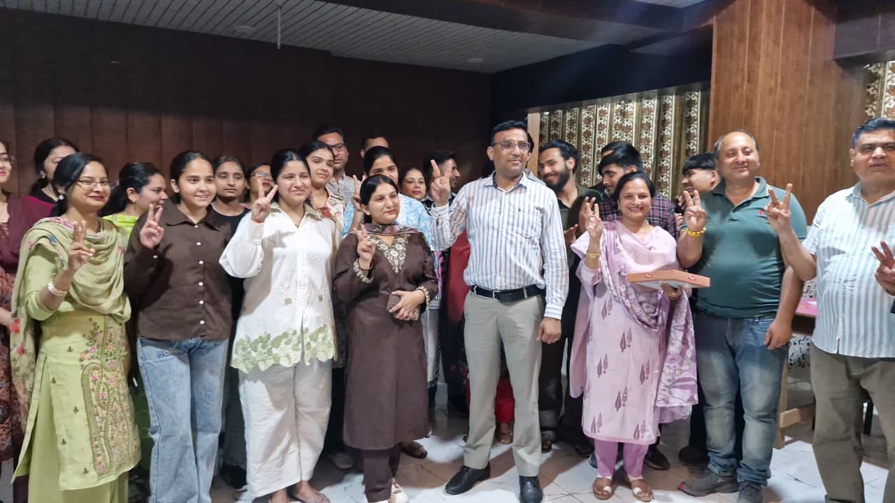 बारहवीं बोर्ड परीक्षा के स्कूल विद्यार्थियों की सफलता का जश्न मनाते डीएसी हायर सेकेंडरी स्कूल 