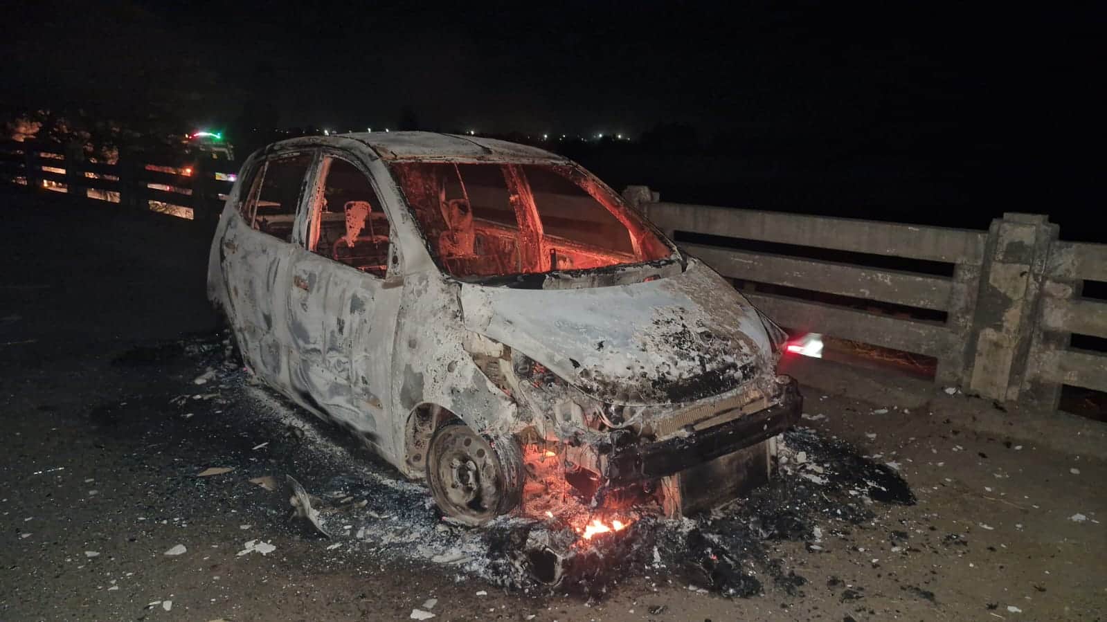 बरनावा के पास हिंडन नदी पुल पर कार में लगी आग। संवाद