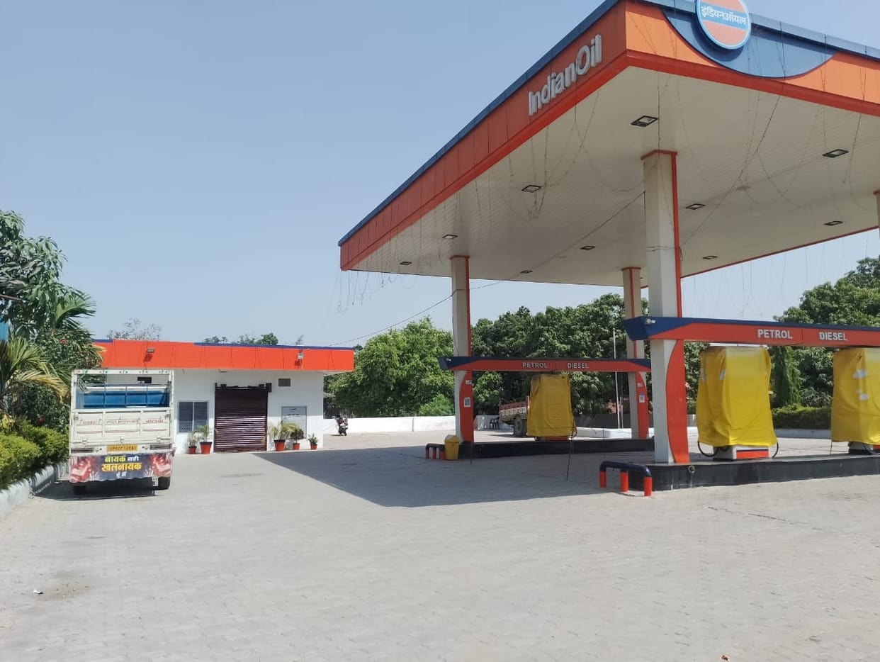 The pumps were empty... the city's petrol pumps were closed within 2-3 hours, vehicles were queuing up.
