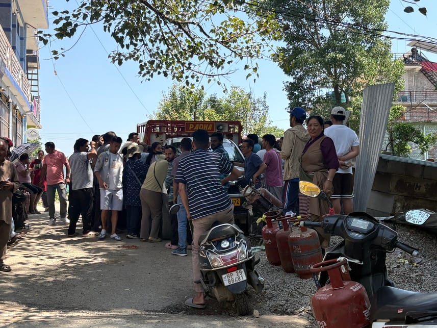 People in Beed have been waiting for gas cylinders for three months, and crowds have gathered upon seeing the vehicle.