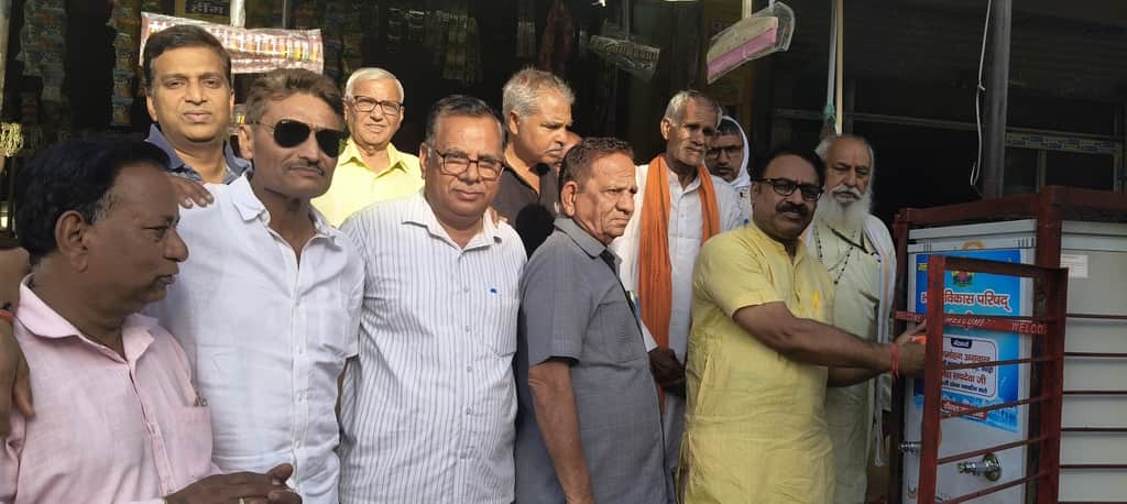 बुढ़ी बावल के मुख्य बाजार में वाटर कूलर स्थापित करते संस्था के पदाधिकारी। स्रोत : संस्था