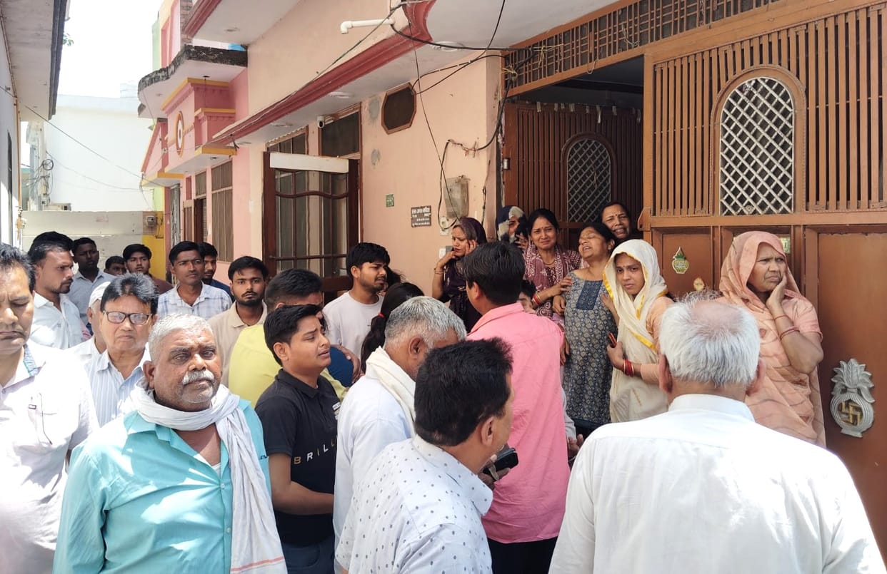 Retired Village Development Officer shot himself with a rifle, died