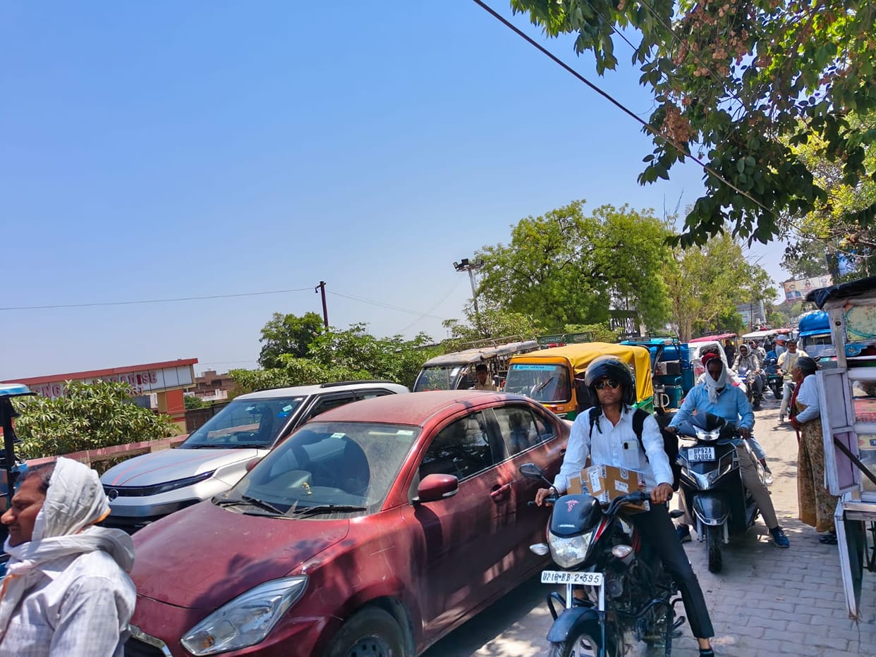 Heavy traffic jam from Kalpi Road to Zila Parishad, people suffering in 42 degree heat