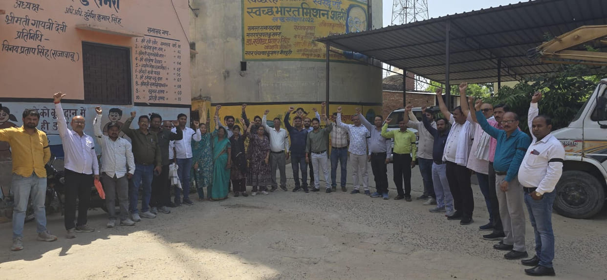 Teachers underwent census training wearing black armbands.